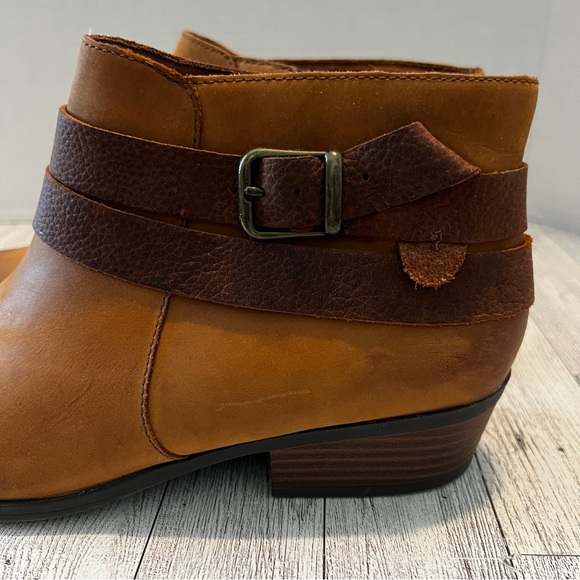 Clarks Addiy Cora tan Brown nubuck ankle Boots Distressed  strap buckle 8.5M Zip - Picture 5 of 13